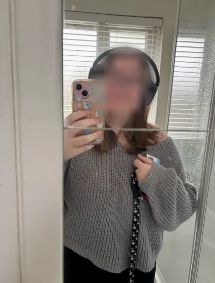 Sandra, 23